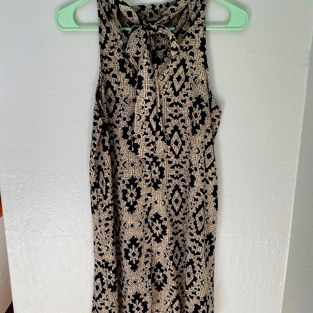 Short high-neck dress with tie